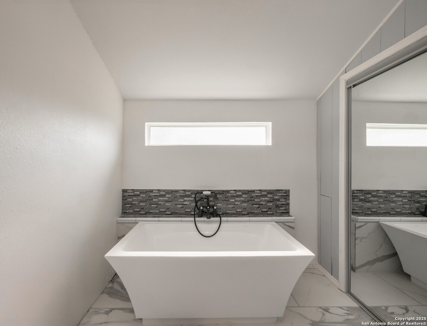 6147 Pfeil Road Schertz, TX 78154 - Photo 18 of 47 a bath tub sitting in a bathroom