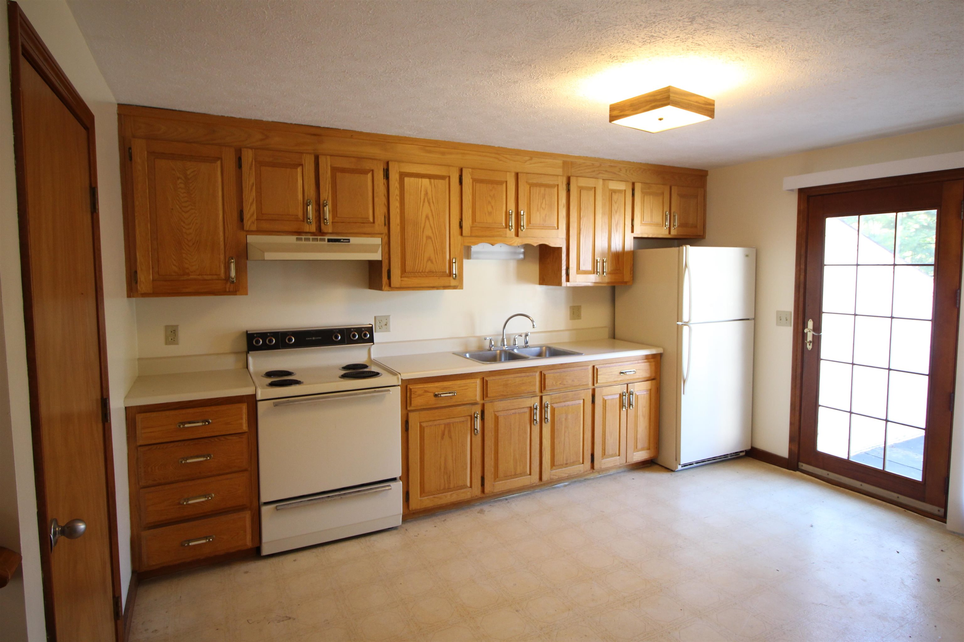 76 Franklin Street, Unit 1 Derry, NH 03038 - Photo 2 of 9