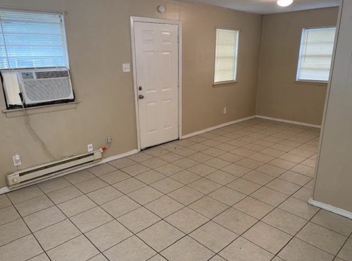 4753 Mallow Street Houston, TX 77033 - Photo 4 of 7