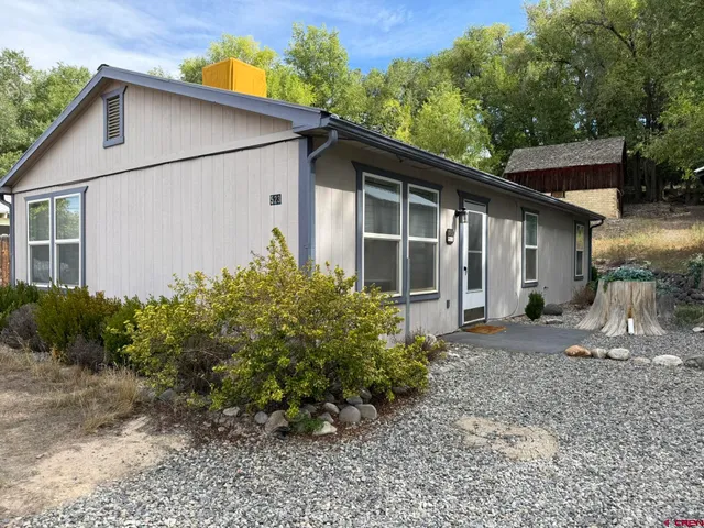 a view of a house with a yard