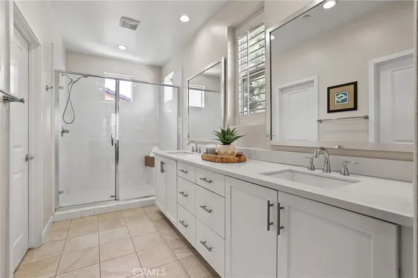 a en suite bathroom with double sink and a mirror