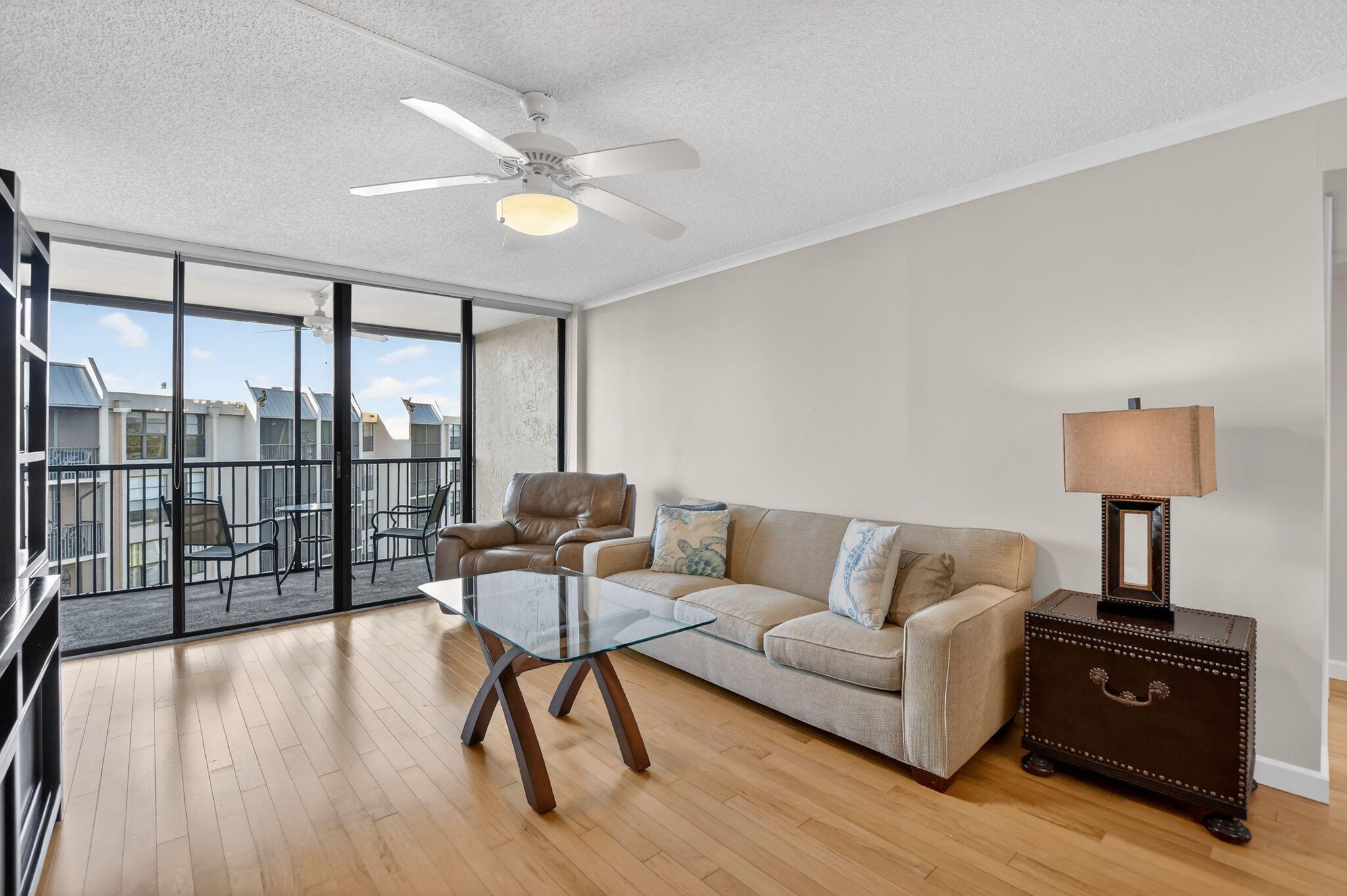20 Royal Palm Way, Unit 602 Boca Raton, FL 33432 - Photo 9 of 56 a living room with furniture and a lamp