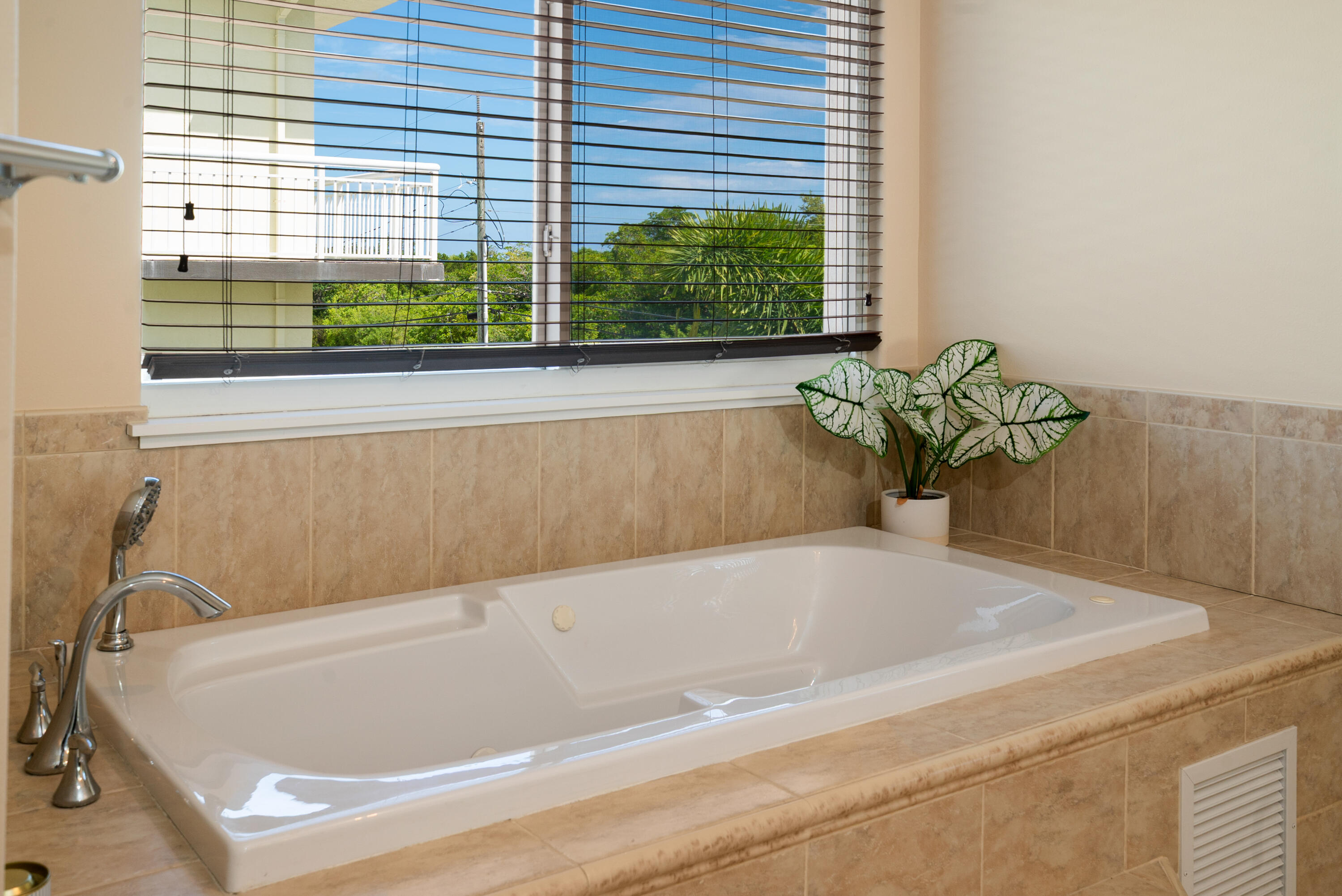 52 Andros Road Key Largo, FL 33037 - Photo 45 of 66 Large soaking tub