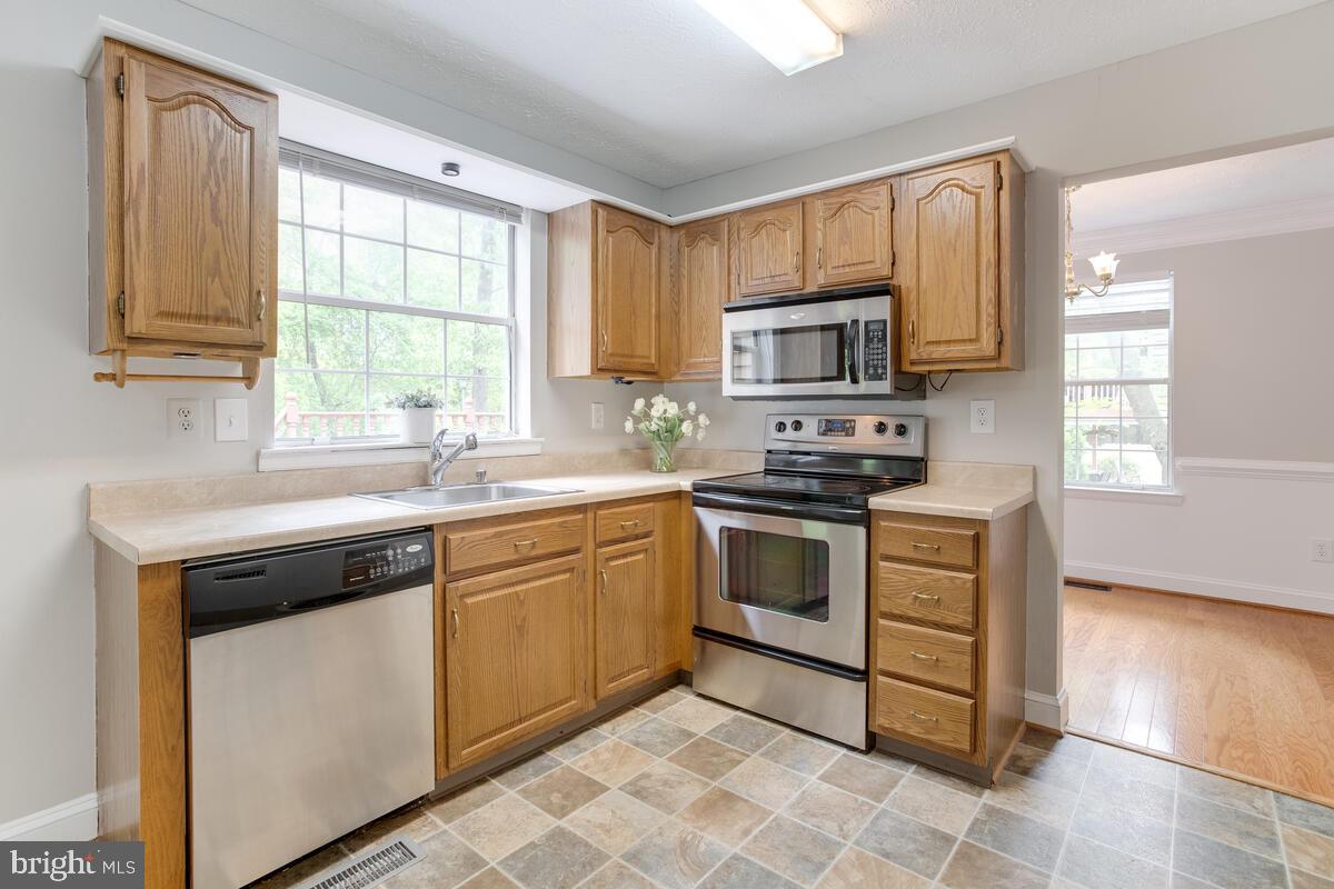 8032 Pine Ridge Road Pasadena, MD 21122 - Photo 15 of 54 Kitchen