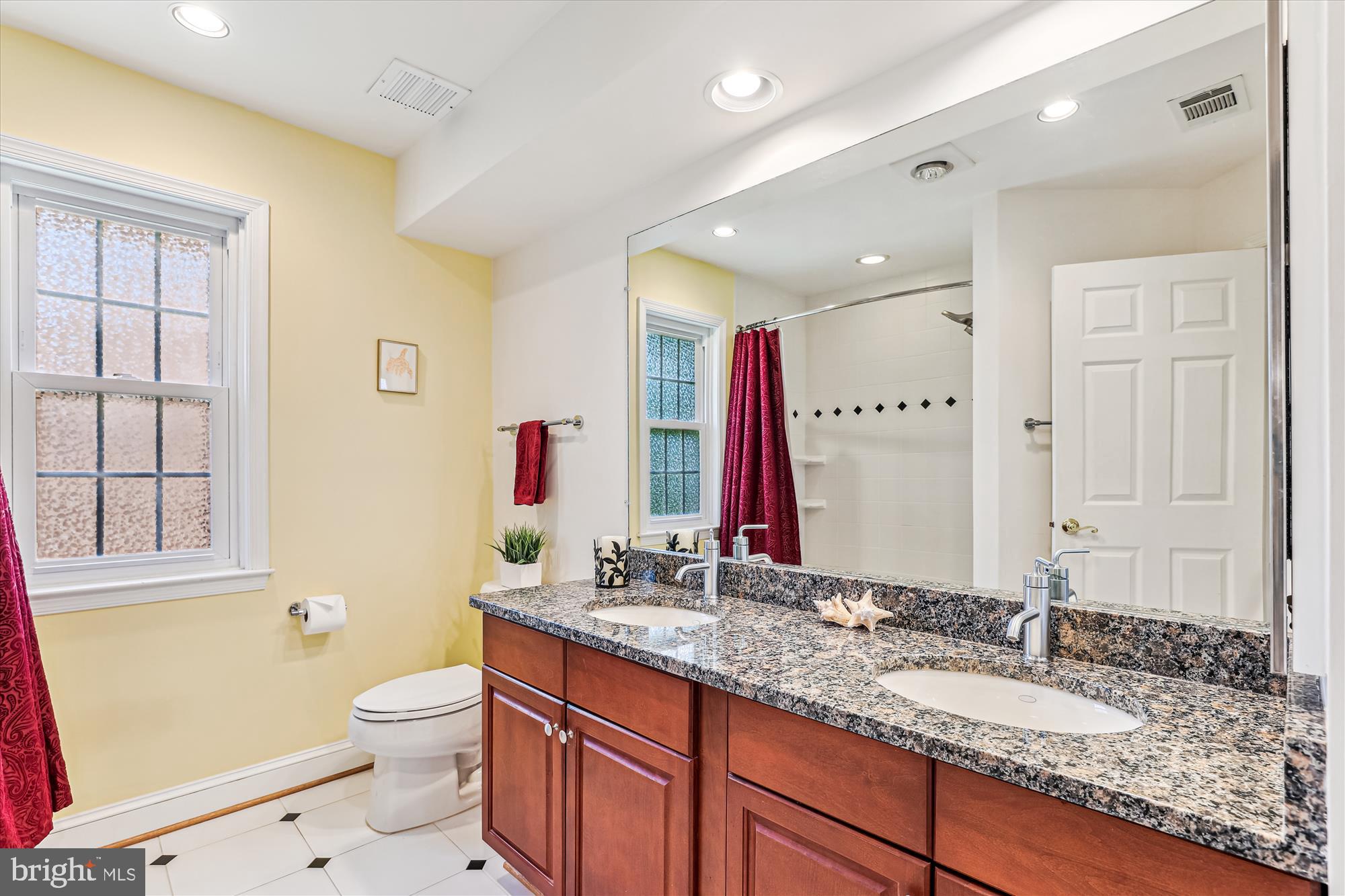 4411 Nuttall Road Fairfax, VA 22032 - Photo 39 of 71 Full hall bath on Upper Level.