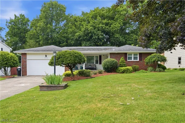 $295,900 | 6570 Applewood Boulevard, Youngstown, OH 44512