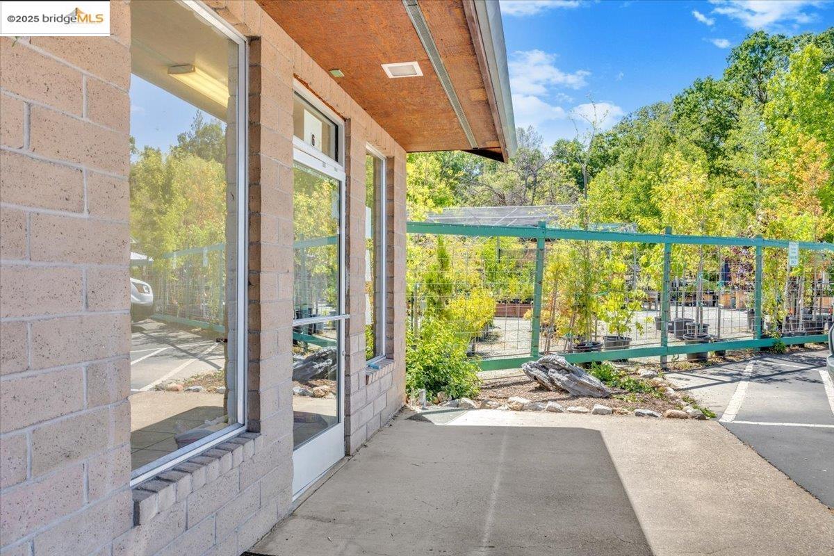 88 Highway 4 Murphys, CA 95247 - Photo 34 of 49 a very nice looking room with a large window