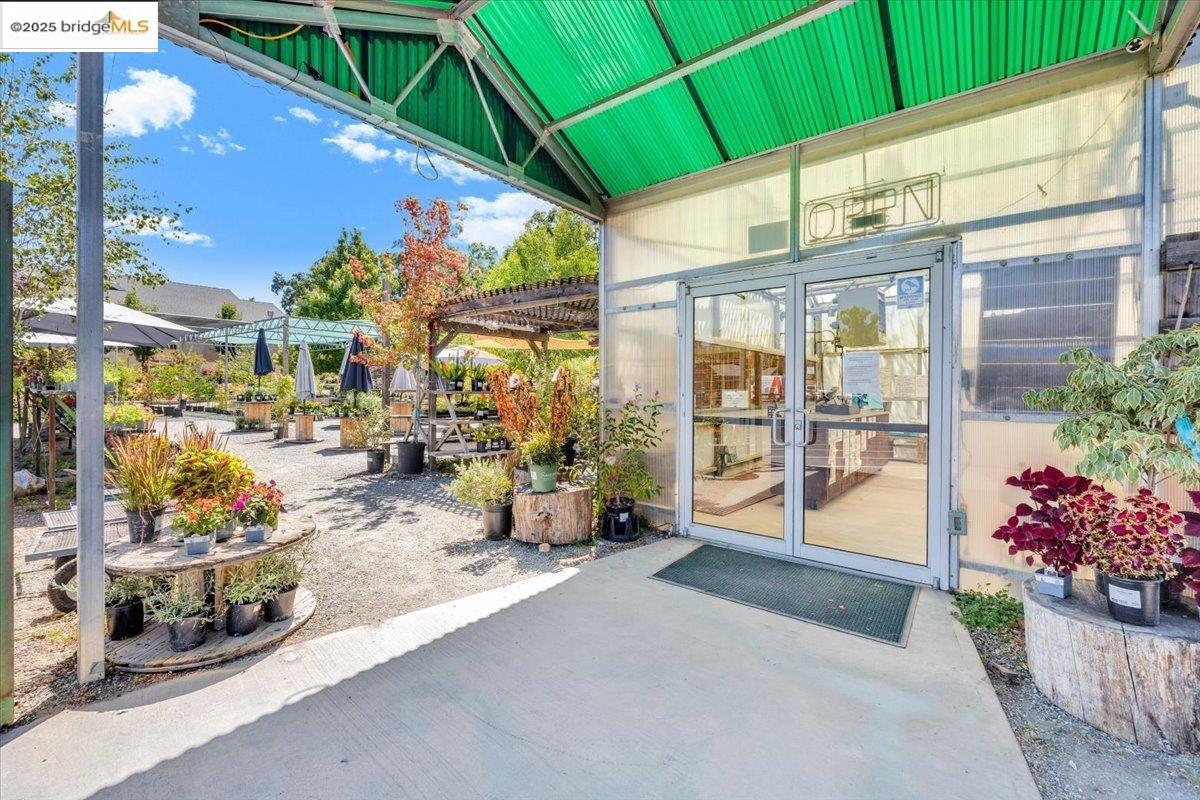 88 Highway 4 Murphys, CA 95247 - Photo 4 of 49 a view of a chairs and table in the patio