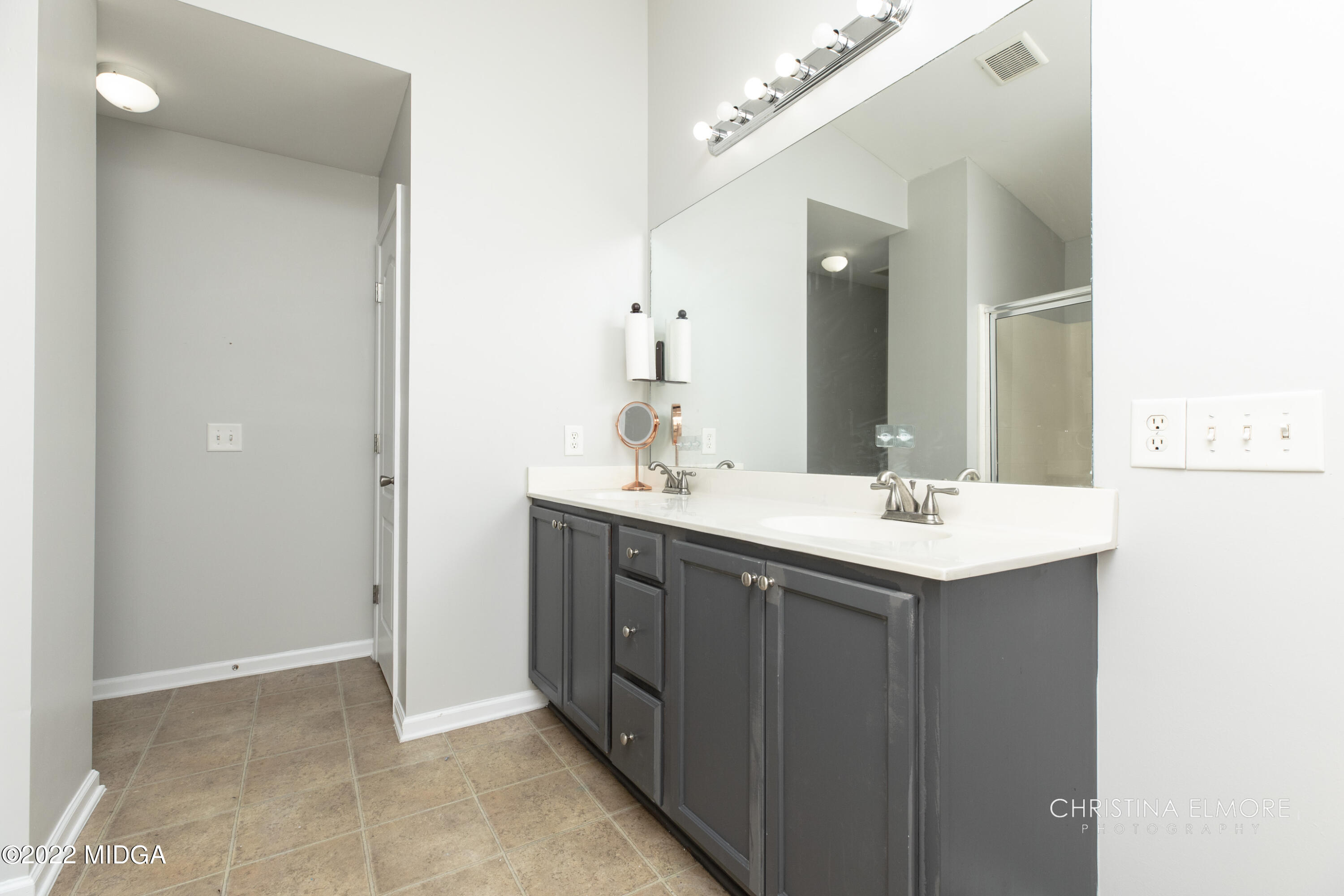 209 McEwen Court Perry, GA 31069 - Photo 27 of 39 a bathroom with a sink and a mirror