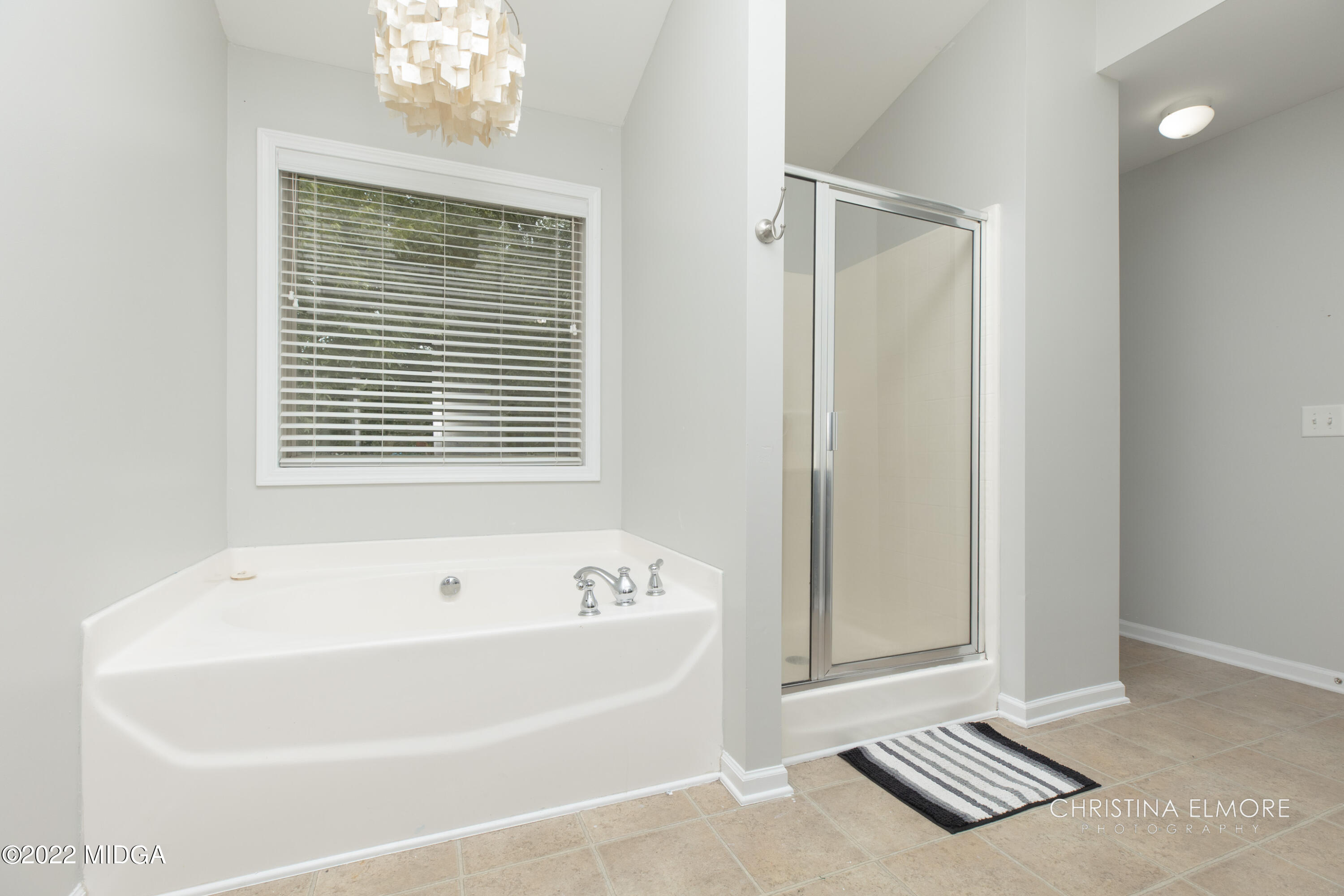 209 McEwen Court Perry, GA 31069 - Photo 28 of 39 a bathroom with a bathtub and a shower