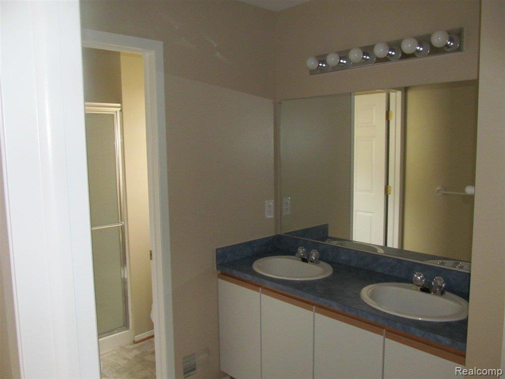 31246 Cedar Ridge Lane Madison Heights, MI 48071 - Photo 8 of 11 ED 10-17-13 110.JPG
