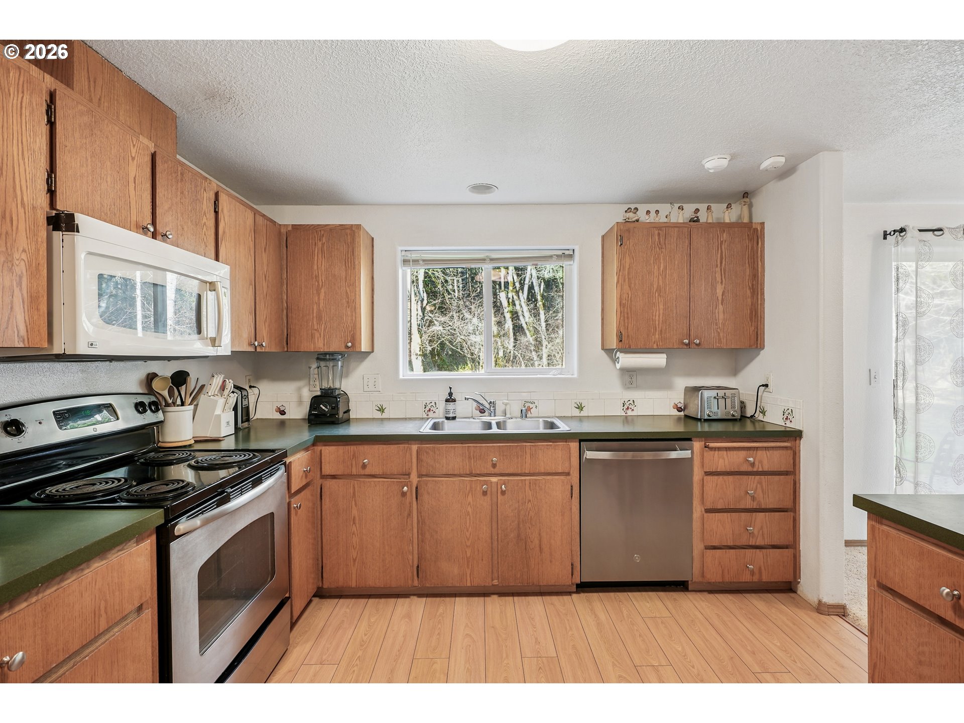 23708 Northeast Canyon Loop Road Battle Ground, WA 98604 - Photo 12 of 29 Kitchen