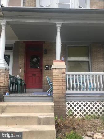 a view of entryway with a front door
