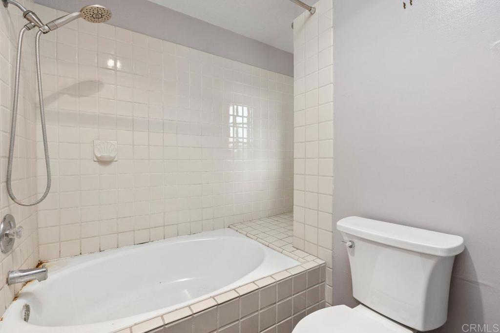 406 Paseo Pacifica Encinitas, CA 92024 - Photo 23 of 53 a bathroom with a toilet and a bathtub