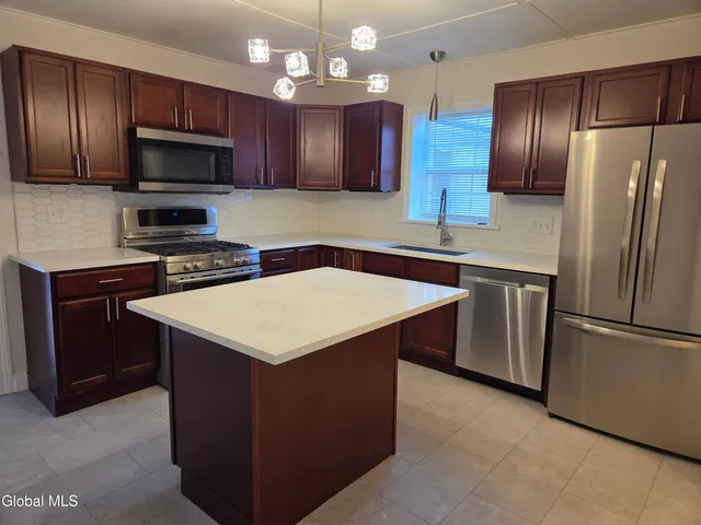 $2,600 | 669 Pawling Avenue, Unit 3, Troy, NY 12180