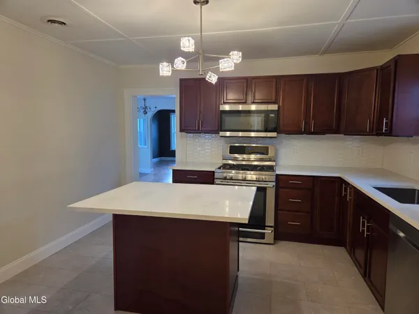 $2,450 | 669 Pawling Avenue, Unit 3, Troy, NY 12180