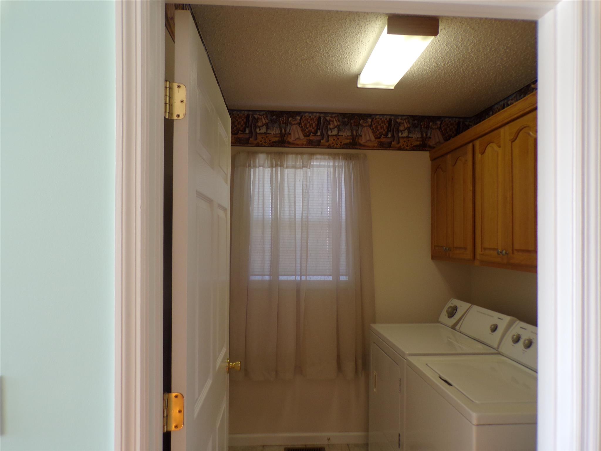 1190 Rhotons Chapel Road Manchester, TN 37355 - Photo 9 of 27 a utility room with dryer and washer