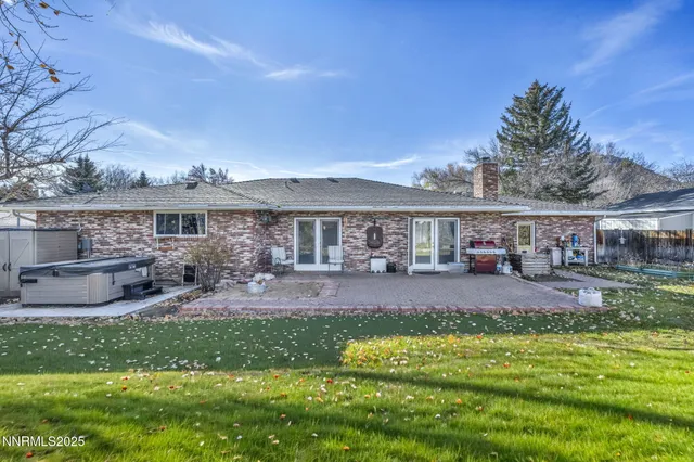 a view of yard with tree