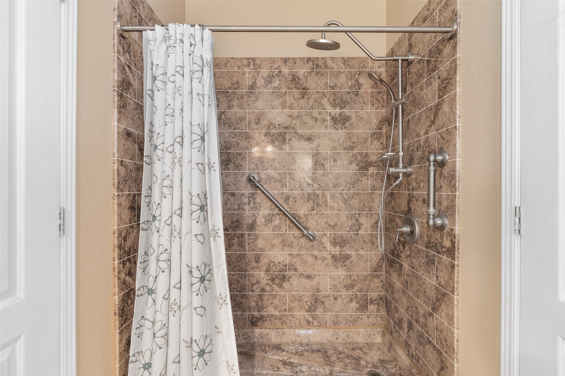 12 Apache Ridge Road Santa Fe, NM 87505 - Photo 34 of 69 primary shower
