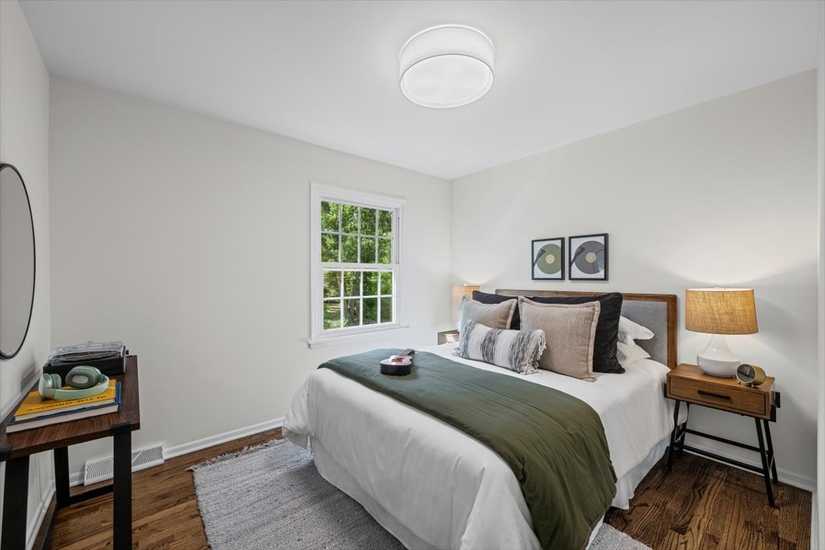 265 Randolph Street Glencoe, IL 60022 - Photo 16 of 34 a bedroom with a bed and wooden floor