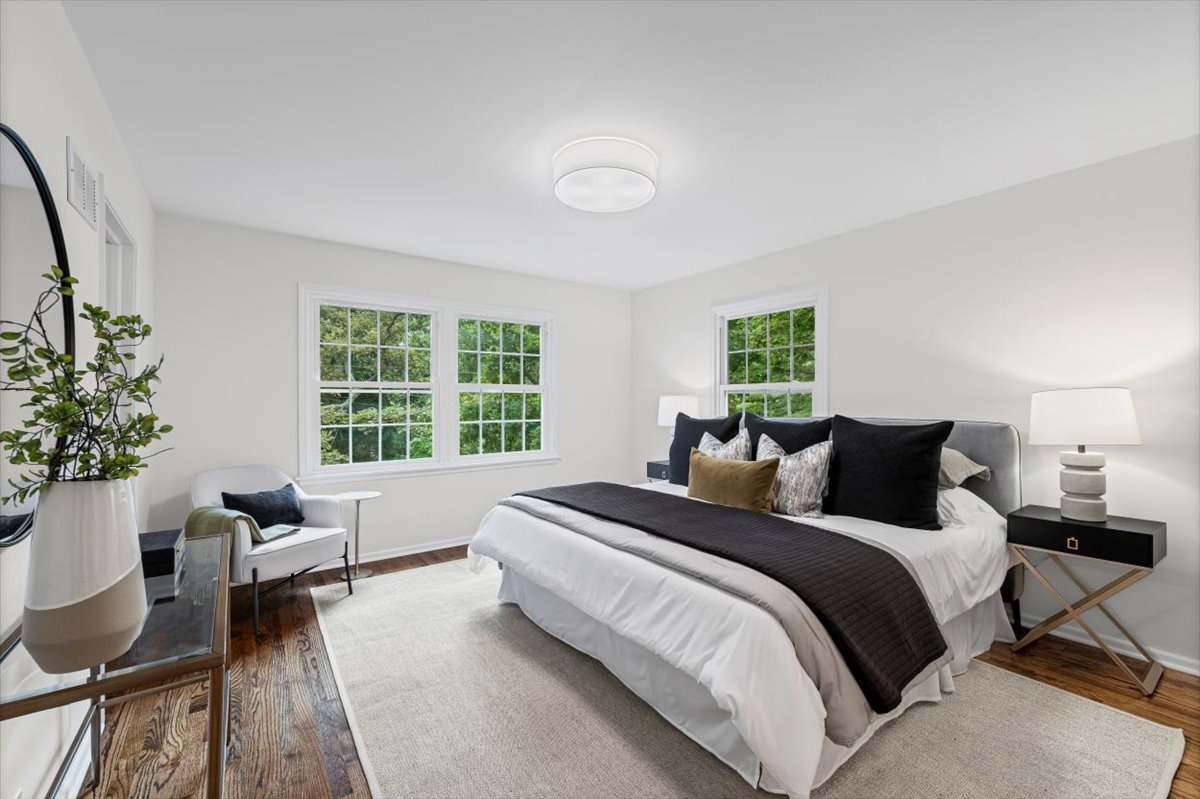 265 Randolph Street Glencoe, IL 60022 - Photo 23 of 34 a spacious bedroom with a bed and a couch