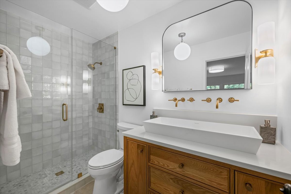 265 Randolph Street Glencoe, IL 60022 - Photo 28 of 34 a bathroom with a sink toilet and shower