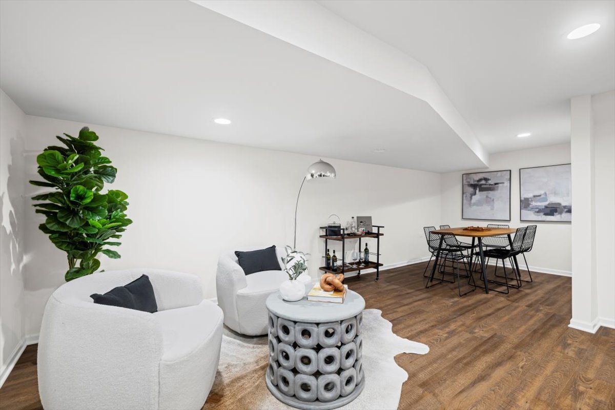 265 Randolph Street Glencoe, IL 60022 - Photo 31 of 34 a living room with furniture and a potted plant