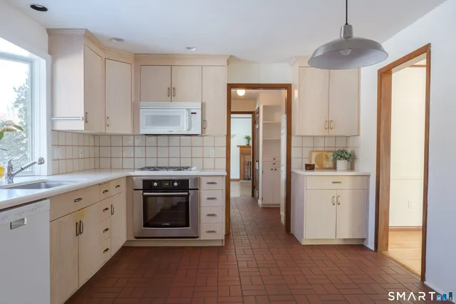 $975,000 | 845 Mountain Laurel Road, Fairfield, CT 06824