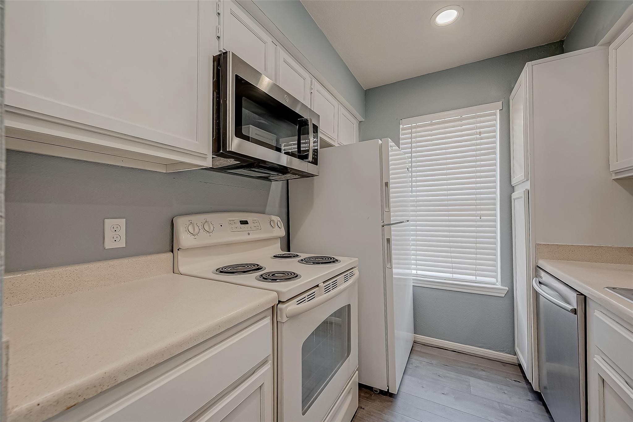 14600 Fonmeadow Drive, Unit 107 Houston, TX 77035 - Photo 17 of 27 a kitchen with a stove microwave and sink