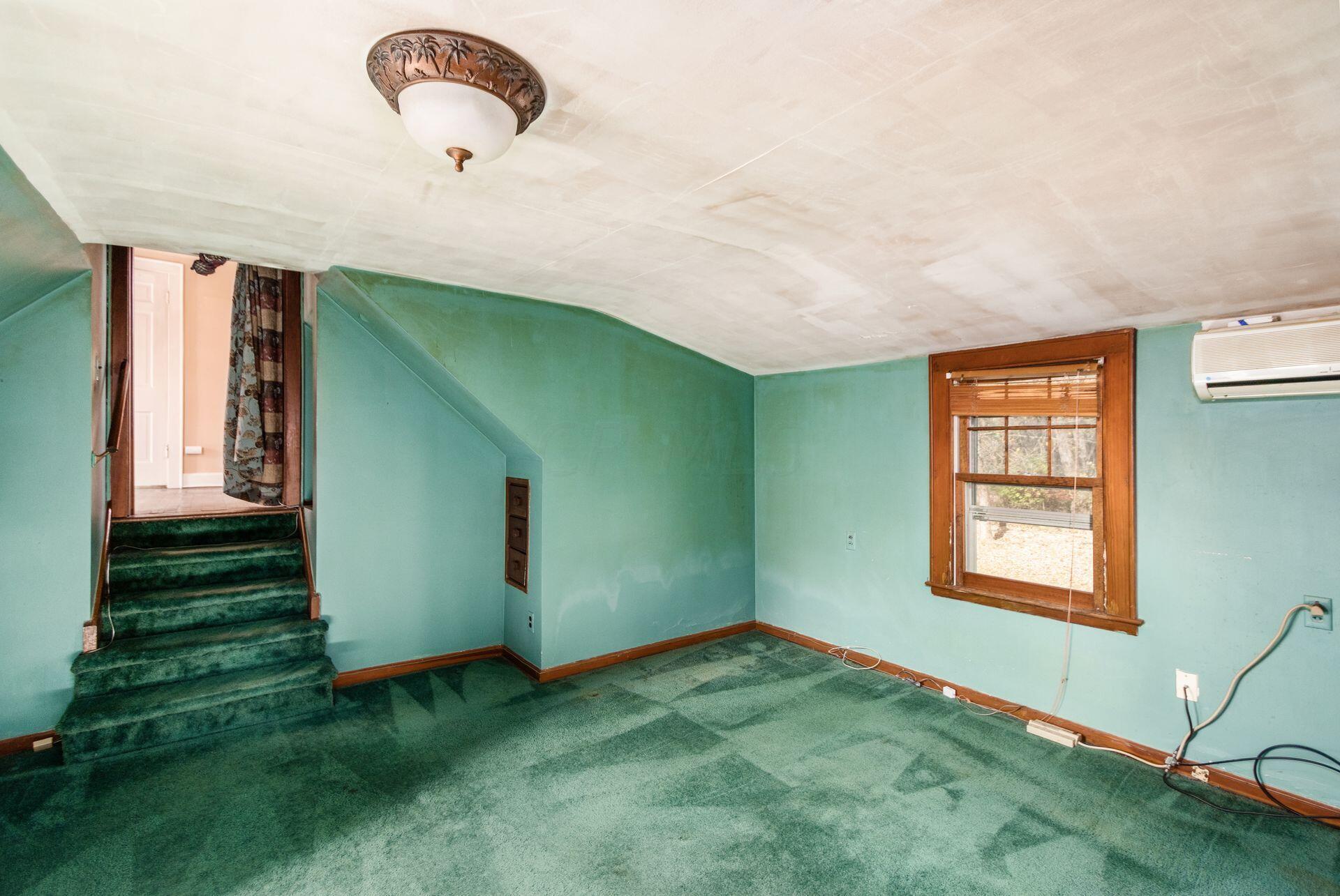 2620 Drake Road Columbus, OH 43219 - Photo 7 of 20 Upstairs bedroom leads to step-down bonus room