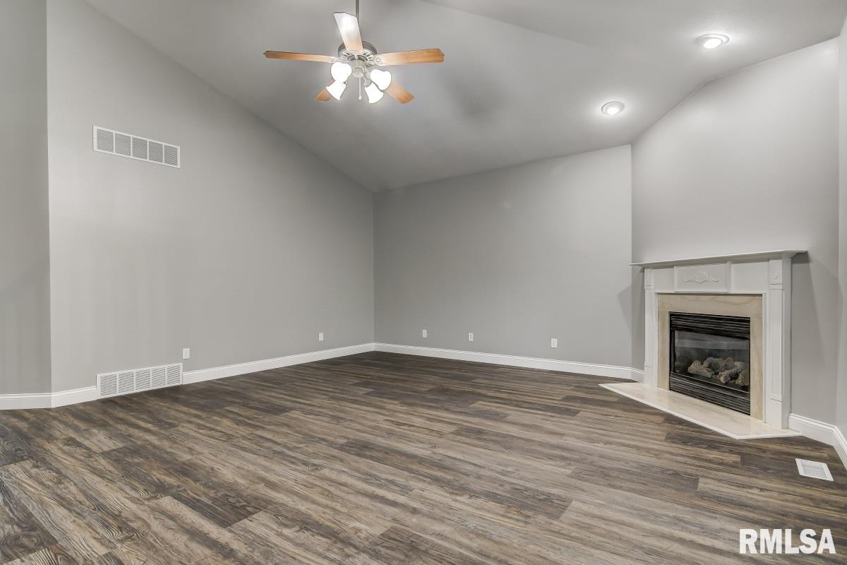 330 Dutchman Way Chatham, IL 62629 - Photo 6 of 43