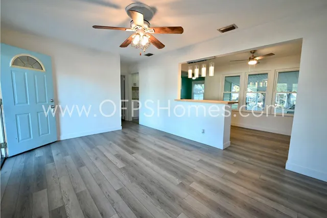 $2,300 | 305 Okaloosa Road Northeast, Fort Walton Beach, FL 32548