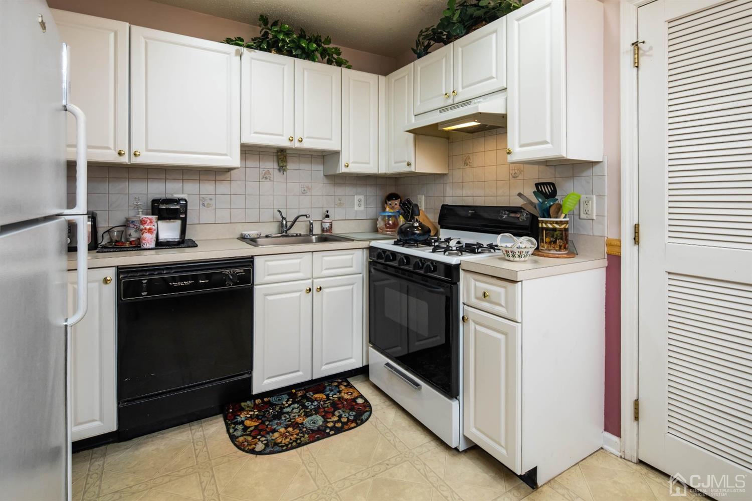 167 Prestwick Way, Unit 167 Edison, NJ 08820 - Photo 4 of 20 Gallery Image 4