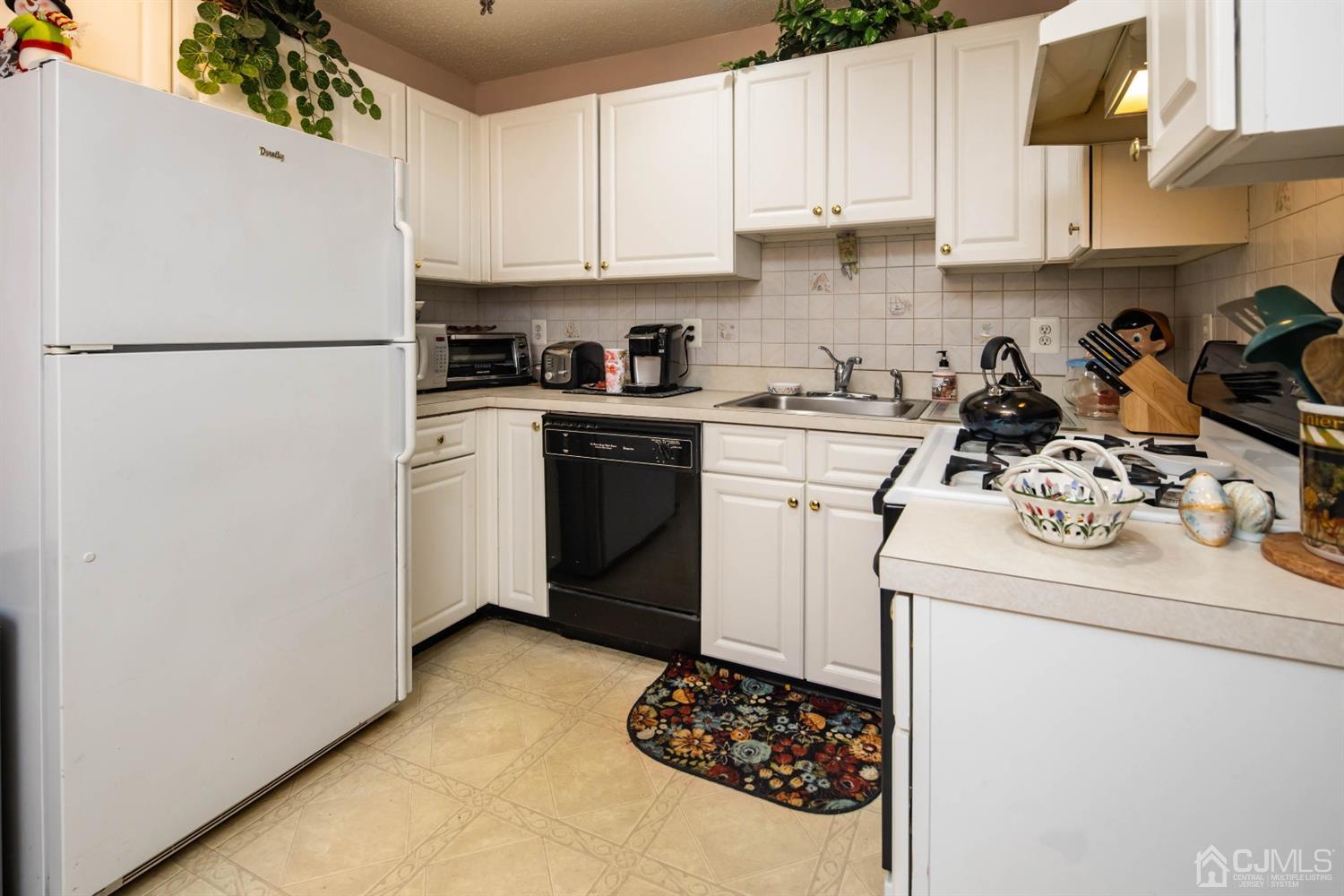 167 Prestwick Way, Unit 167 Edison, NJ 08820 - Photo 5 of 20 Gallery Image 5