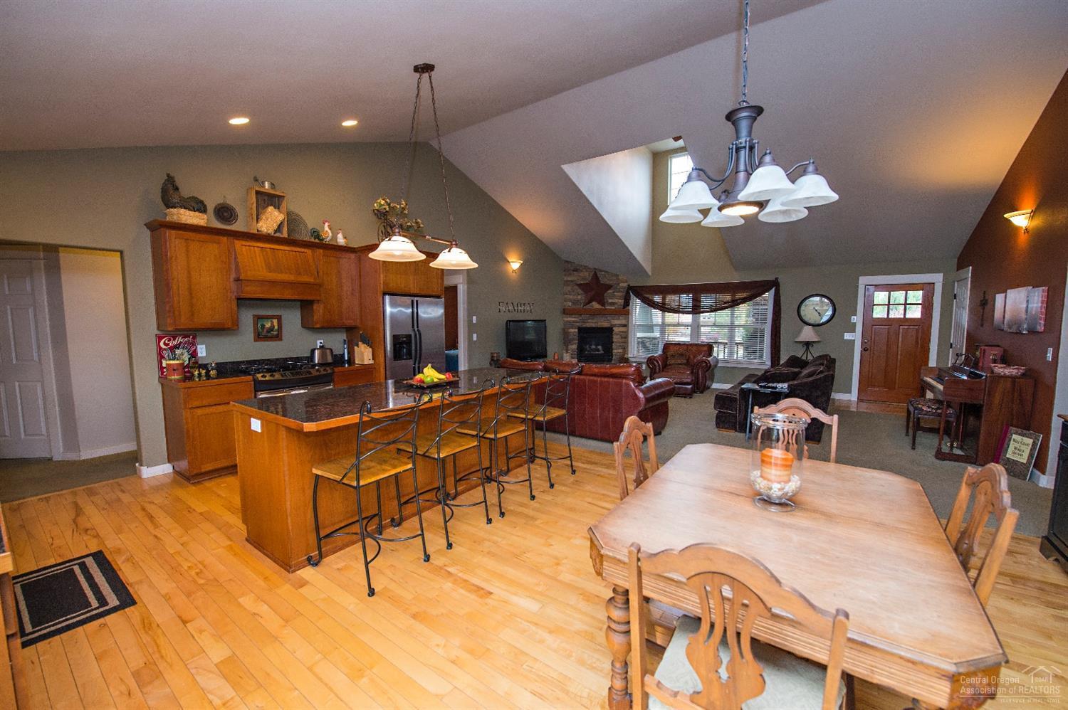 1065 Northwest Rimrock Drive Redmond, OR 97756 - Photo 10 of 23 Gallery Image 10