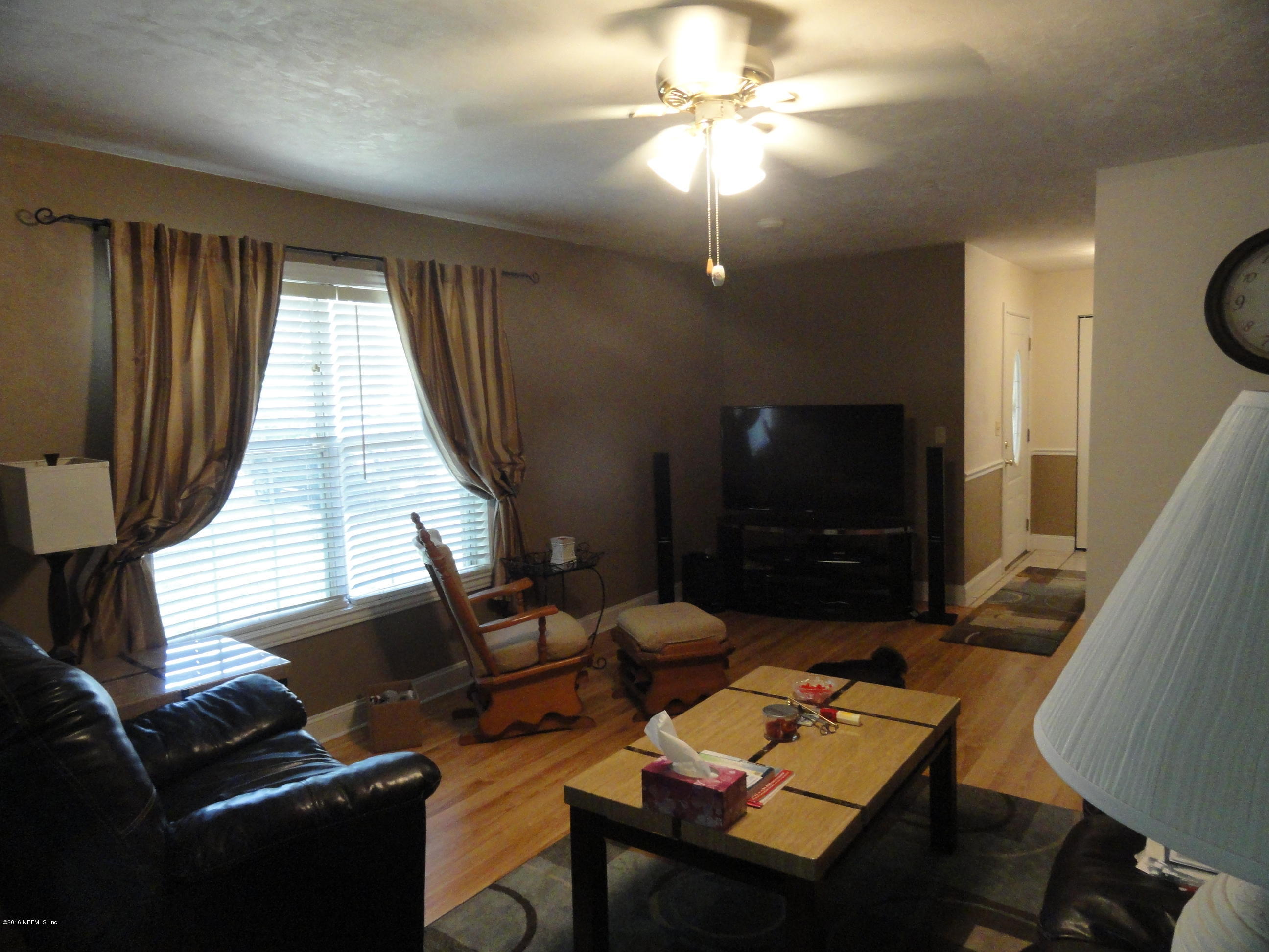 6850 Southwest 106th Way Hampton, FL 32044 - Photo 3 of 10 Living Room - View 2