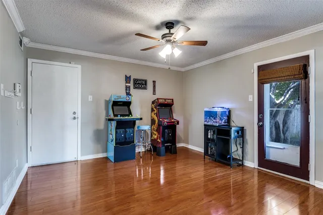 a view of a livingroom with furniture and a ceiling fan