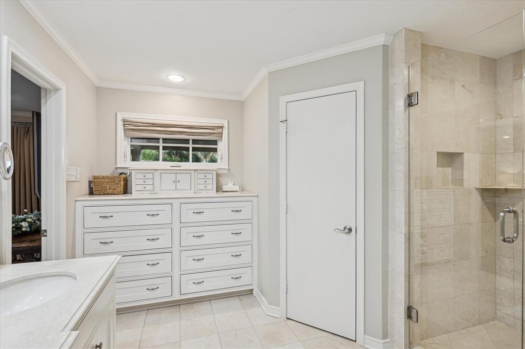 12650 Harriet Circle Dallas, TX 75244 - Photo 17 of 30 a room with a dresser and a mirror