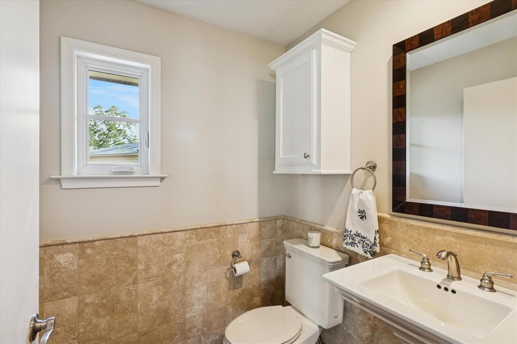 12650 Harriet Circle Dallas, TX 75244 - Photo 25 of 30 a bathroom with a toilet sink and mirror