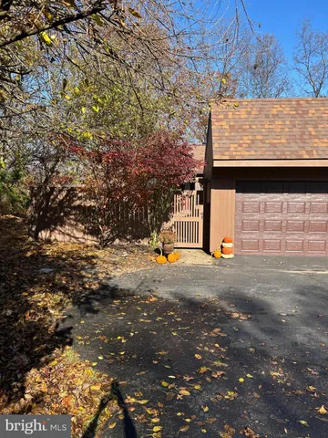 a view of backyard of the house