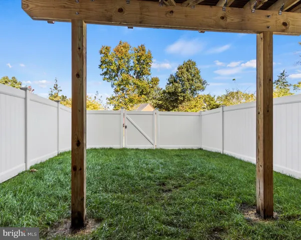 a view of a back yard