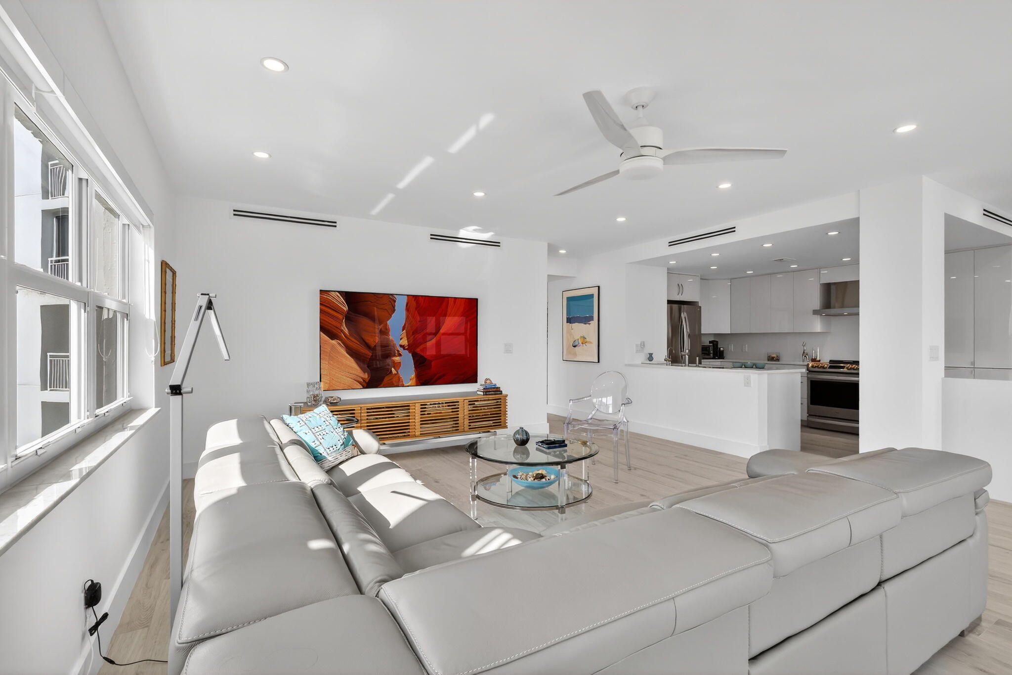 1000 Lowry Street, Unit 6J Delray Beach, FL 33483 - Photo 13 of 63 Livng room