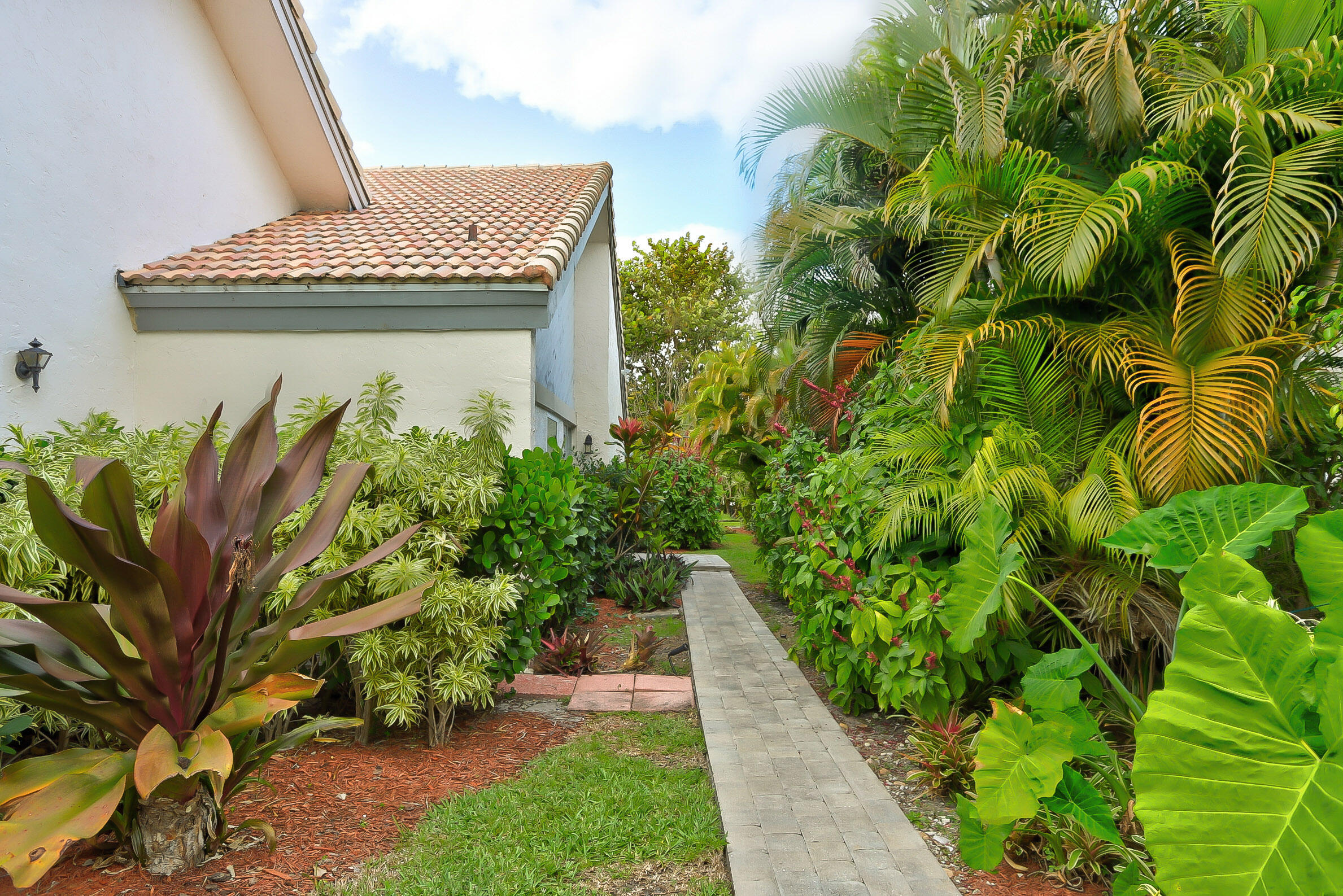 9749 Erica Court Boca Raton, FL 33496 - Photo 5 of 29 IMG_7955_6_7_8_9