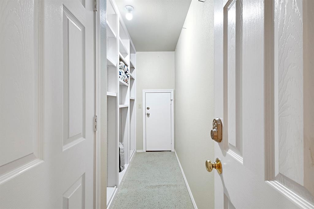 103 Glenn Road Mabank, TX 75156 - Photo 29 of 38 a view of a livingroom from a hallway