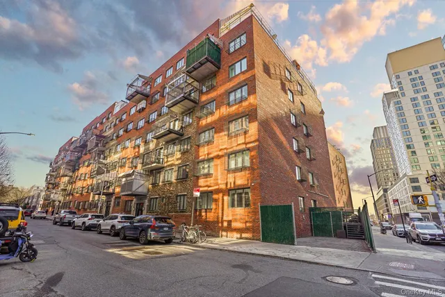 $1,450,000 | 431 Kent Avenue, Unit 3B | Williamsburg