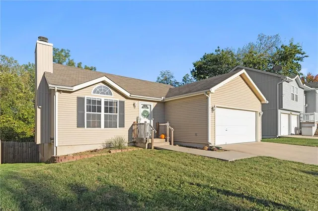 $259,999 | 411 North Queen Ridge Avenue, Independence, MO 64056