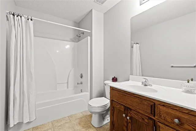 $259,999 | 411 North Queen Ridge Avenue, Independence, MO 64056