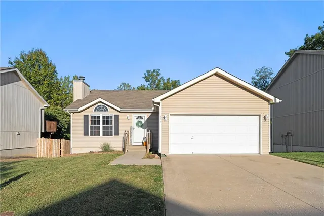 $259,999 | 411 North Queen Ridge Avenue, Independence, MO 64056