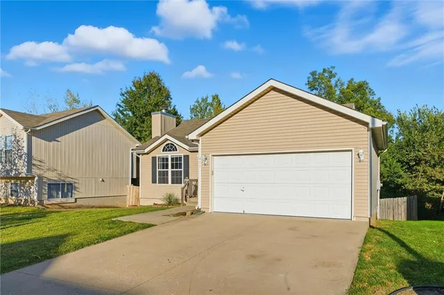 $259,999 | 411 North Queen Ridge Avenue, Independence, MO 64056