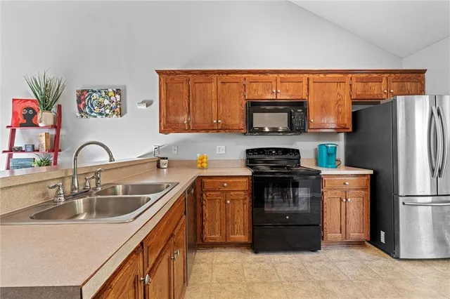 $259,999 | 411 North Queen Ridge Avenue, Independence, MO 64056